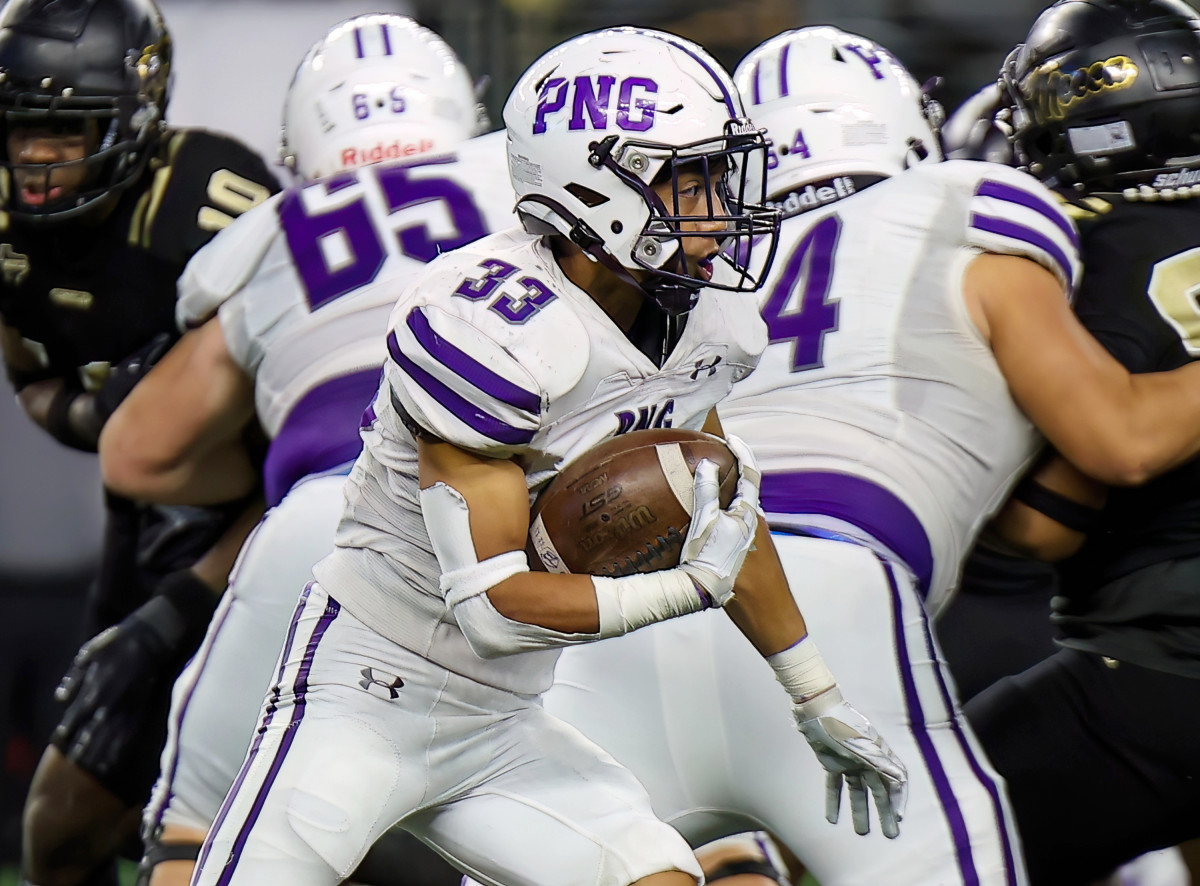 Port Neches Groves battles South Oak Cliff in the 2022 Class 5A Division II title.